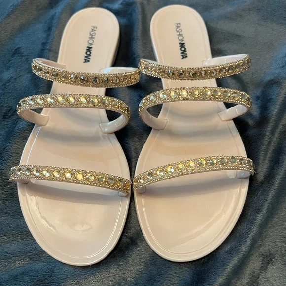 Size 9 nude sandal with gold jewels on the straps - Picture 2 of 5